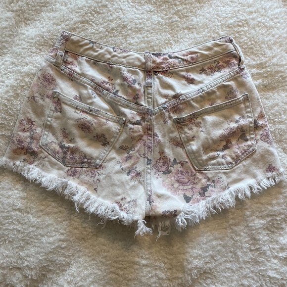 Women's Floral Denim Shorts Medium Rise - Picture 3 of 3